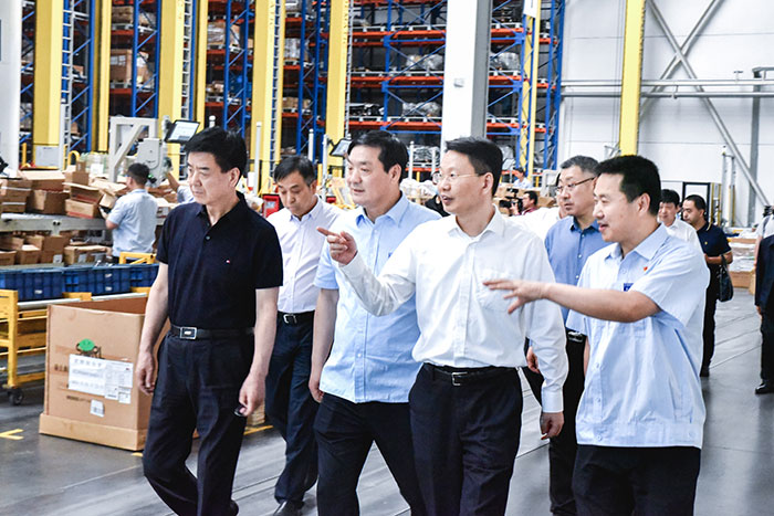 陕西省副省长程福波一行到宝鸡中轻卡车桥基地考察调研