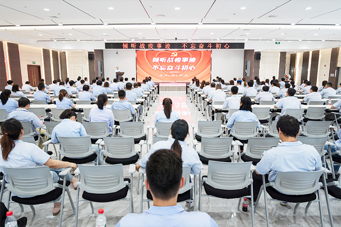 白衣执甲赴江城，医者仁心护春归